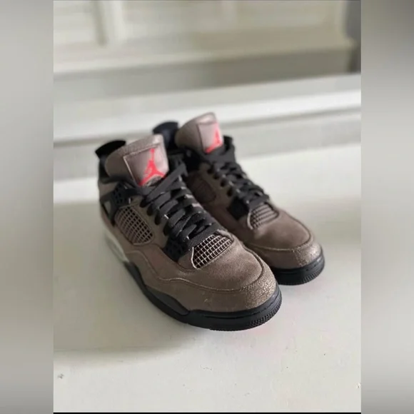 11.5 Jordan 4Retro Taupe Haze 2021.